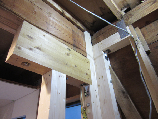 中古住宅の腐食した柱を取替―大地震に備えて耐震補強 中古住宅の腐食した柱を取替―大地震に備えて耐震補強